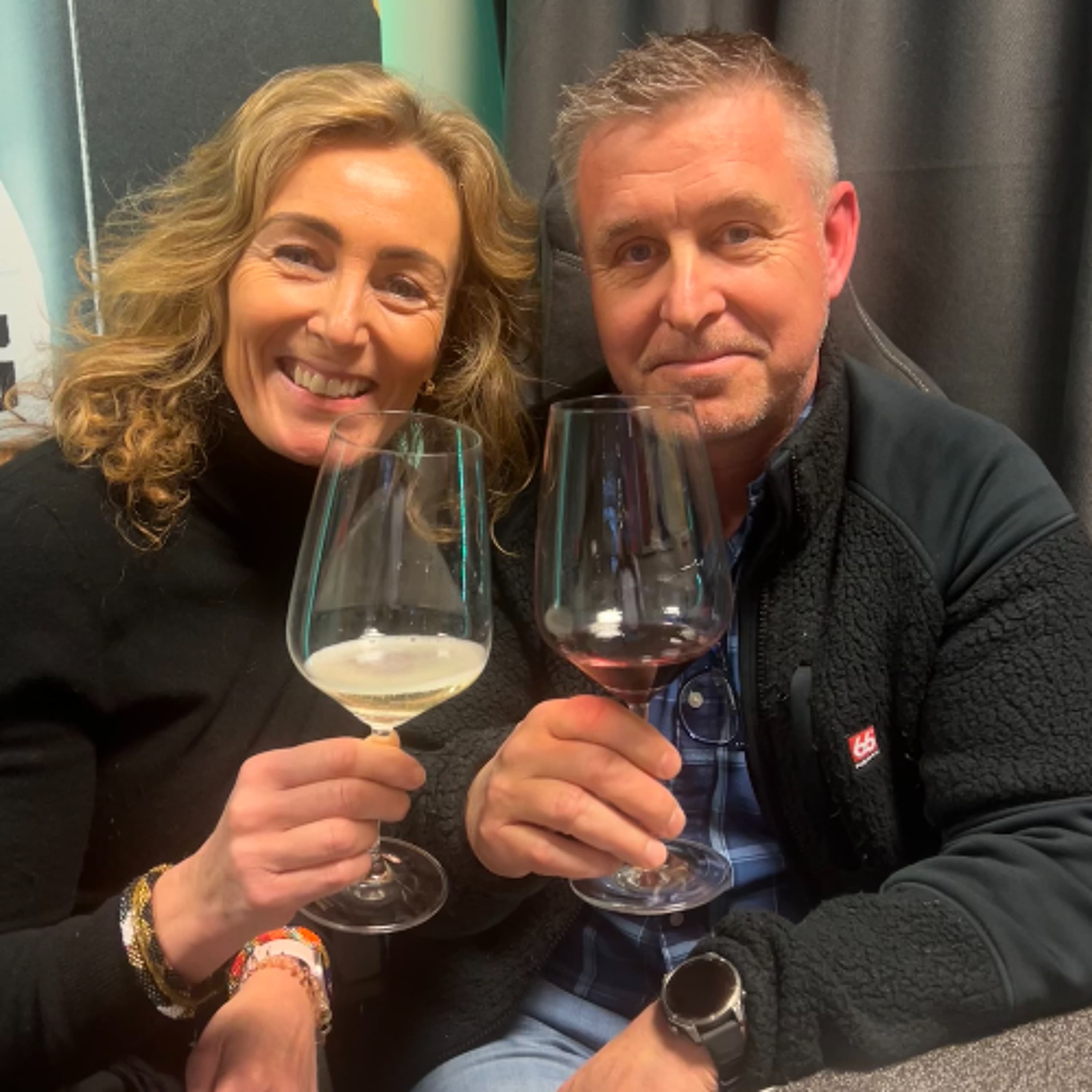 #146 – Komu til Afríku áður en þau komu til Akureyrar. Flugsystkynin Anna María og Róbert Magnús spjalla um ferilinn og Air Atlanta sem er að fá 19. breiðþotuna og þjálfa nýja flugmenn. - Anna María Kristmundsdóttir og Róbert Magnús Kristmundsson.