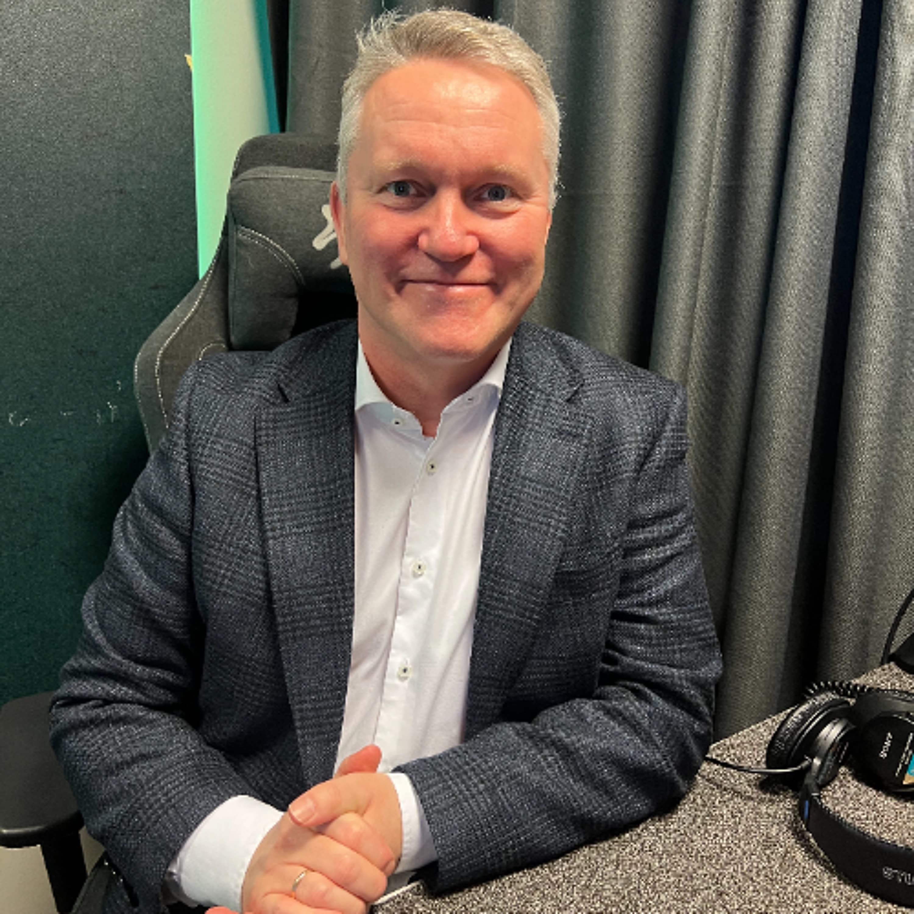 #145 - Skipulagsvald borgarinnar yfir Reykjavíkurflugvelli í öngstræti. Borgin vill starfsemina burt 2032 án tillits til þjóðarhagsmuna. Spjallað við Njál Trausta alþingismann um innanlandsflugvellina, samgönguáætlun o.fl. - Njáll Trausti Friðbertsson