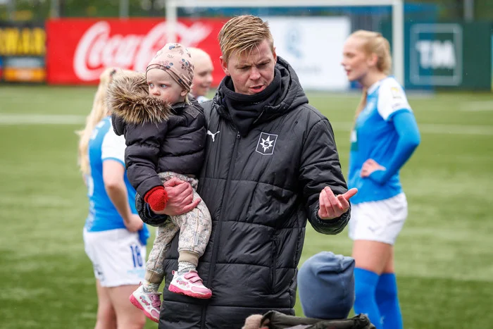Uppbótartíminn - Nú stöndum við upp og klöppum